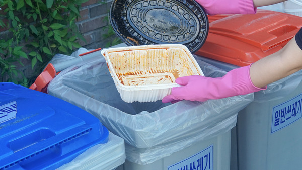 음식물 쓰레기가 붙은 플라스틱이 일반쓰레기통에 있는 사진 - 사진 이세빈 기자