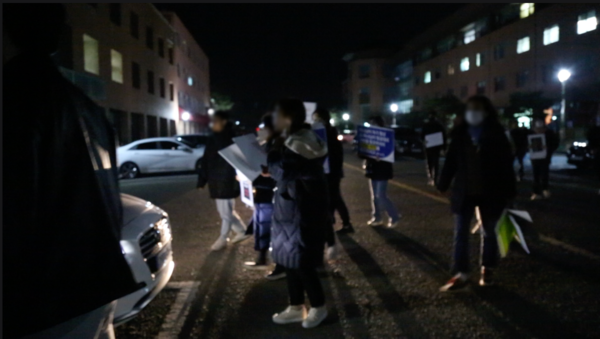 고민정 의원이 탑승한 자동차를 막아서는 시위자들(사진 촬영: 서주희 기자)